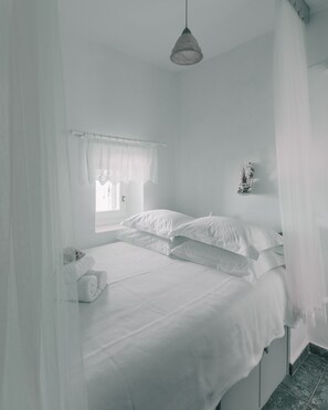 3 bedrooms, in-room safe, iron/ironing board, travel crib - Waterfront House - a doorstep from the sea (Milos)