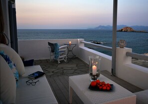 Property grounds - Waterfront House - a doorstep from the sea (Milos)