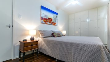 3 dormitorios, tabla de planchar con plancha, cuna de viaje