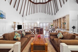 Smart TV, books - 4 Bedroom, 4 bathroom Villa on the Beach  (Gros Islet)