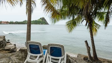 Beach nearby, sun-loungers, beach towels