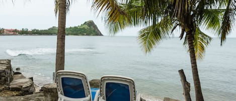 Beach nearby, sun loungers, beach towels