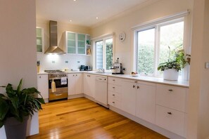 Private kitchen - Escape to Tranquility: Experience Blissful Getaways at Jade Cottage (Point Lonsdale)