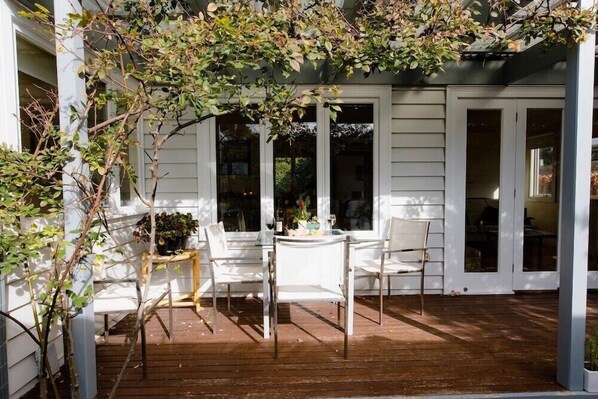 Outdoor dining - Escape to Tranquility: Experience Blissful Getaways at Jade Cottage (Point Lonsdale)