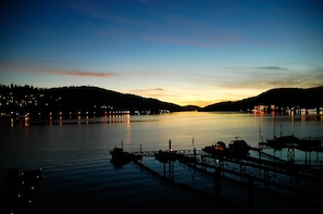 Marina - Luxury Waterfront Retreat Right on the Ocean with Pool, Hot Tub and Private Dock (Port Moody)