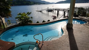 Outdoor Pool with Hot Tub