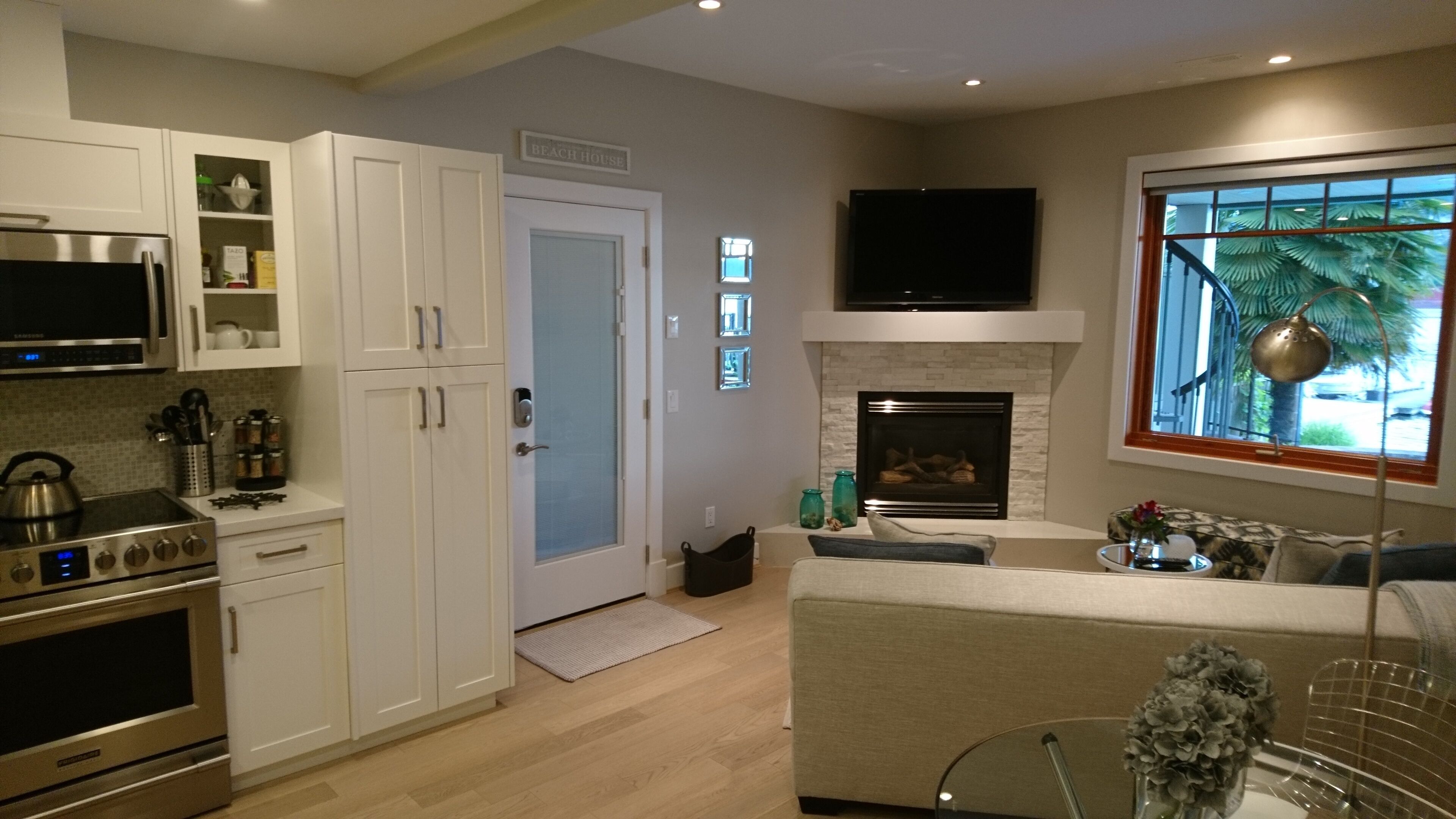 Luxury Waterfront Retreat Right on the Ocean with Pool, Hot Tub and Private Dock