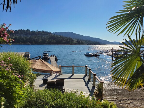 Terrace/patio - Luxury Waterfront Retreat Right on the Ocean with Pool, Hot Tub and Private Dock (Port Moody)