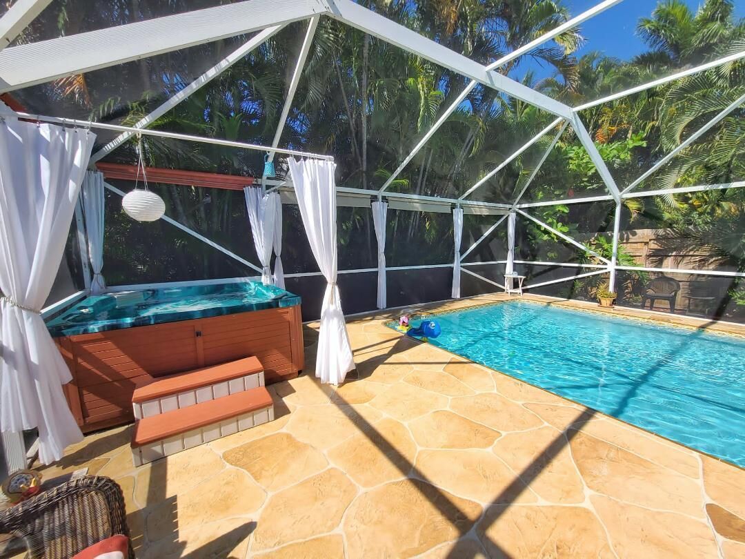 😎 Gorgeous & PRIVATE 2-Bedroom Tropical🌴Suite with HEATED Pool & Hot Tub 🏊‍♀️