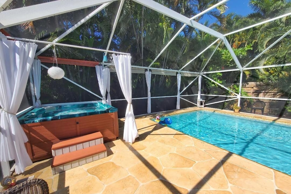 😎 Gorgeous & PRIVATE 2-Bedroom Tropical🌴Suite with HEATED Pool & Hot Tub 🏊♀️