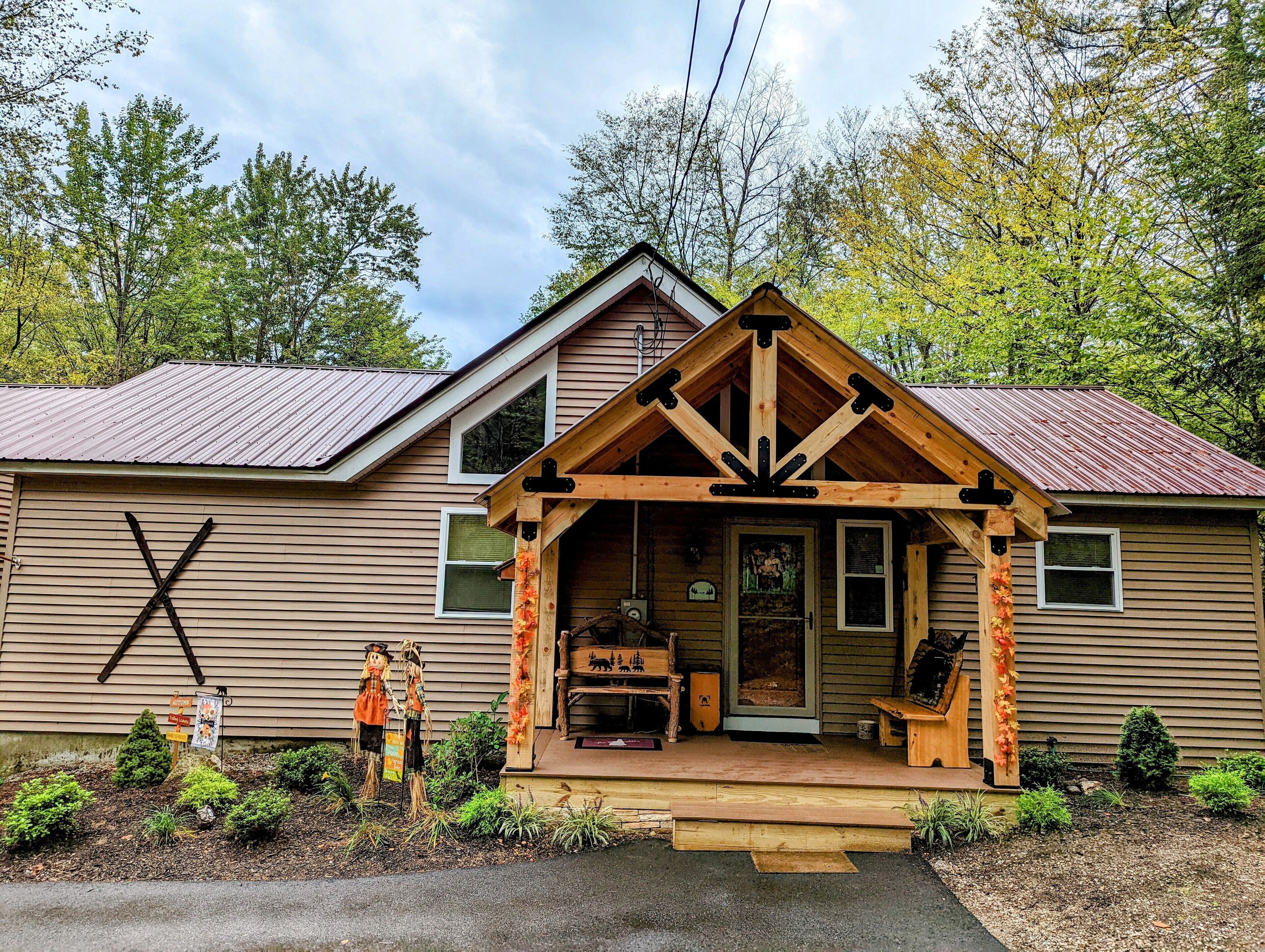 Spacious Chalet Style Vacation Home In The White Mountain Region. Sleeps 10