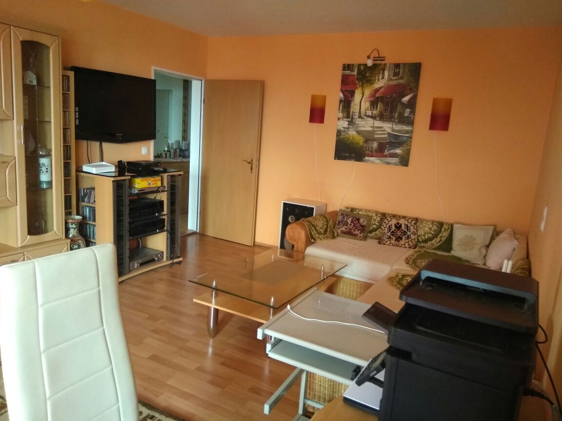 Tv, dvd-spelare, ett musikbibliotek och en stereo