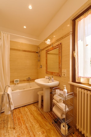 Baignoire, sèche-cheveux, bidet, serviettes fournies