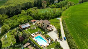 A large estate with a swimming pool, multiple buildings, and expansive green fields. - Villa ' Pian del Rocchio ' - Beautiful Country House in a lush Umbria plateau (San Venanzo (TR))