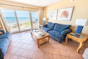 Una televisión, libros