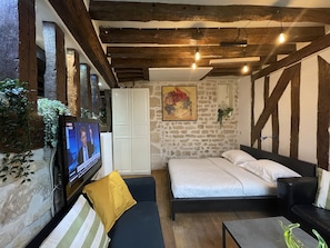 2 slaapkamers, een bureau, een strijkplank/strijkijzer, gratis wifi
