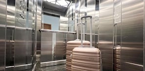 An elevator with a capacity of 8 people, featuring stainless steel walls and a handrail. - BEAUTIFUL APARTMENT 43 - SEA VIEW, 2 PARKING SPACES, ABSOLUTE HYGIENE, WE HAVE OTHER OPTIONS. (Ubatuba)
