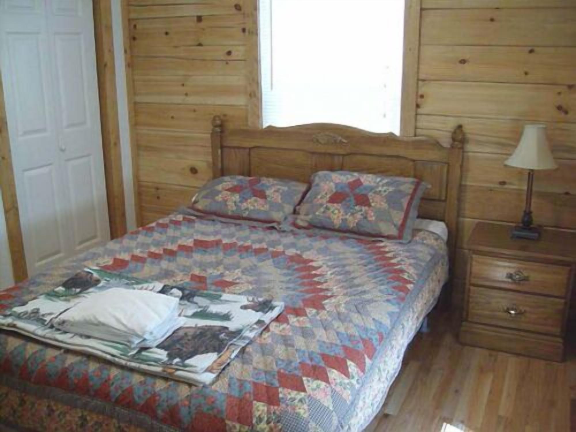Log Cabin Rental w/Hot Tub, Views near Harrahs Casino, Cherokee & Bryson City NC
