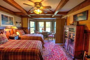 6 makuuhuonetta, työpöytä, silitysrauta/-lauta, vauvan matkasänky