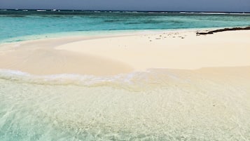 PĂ„ stranden, solstolar och strandhanddukar