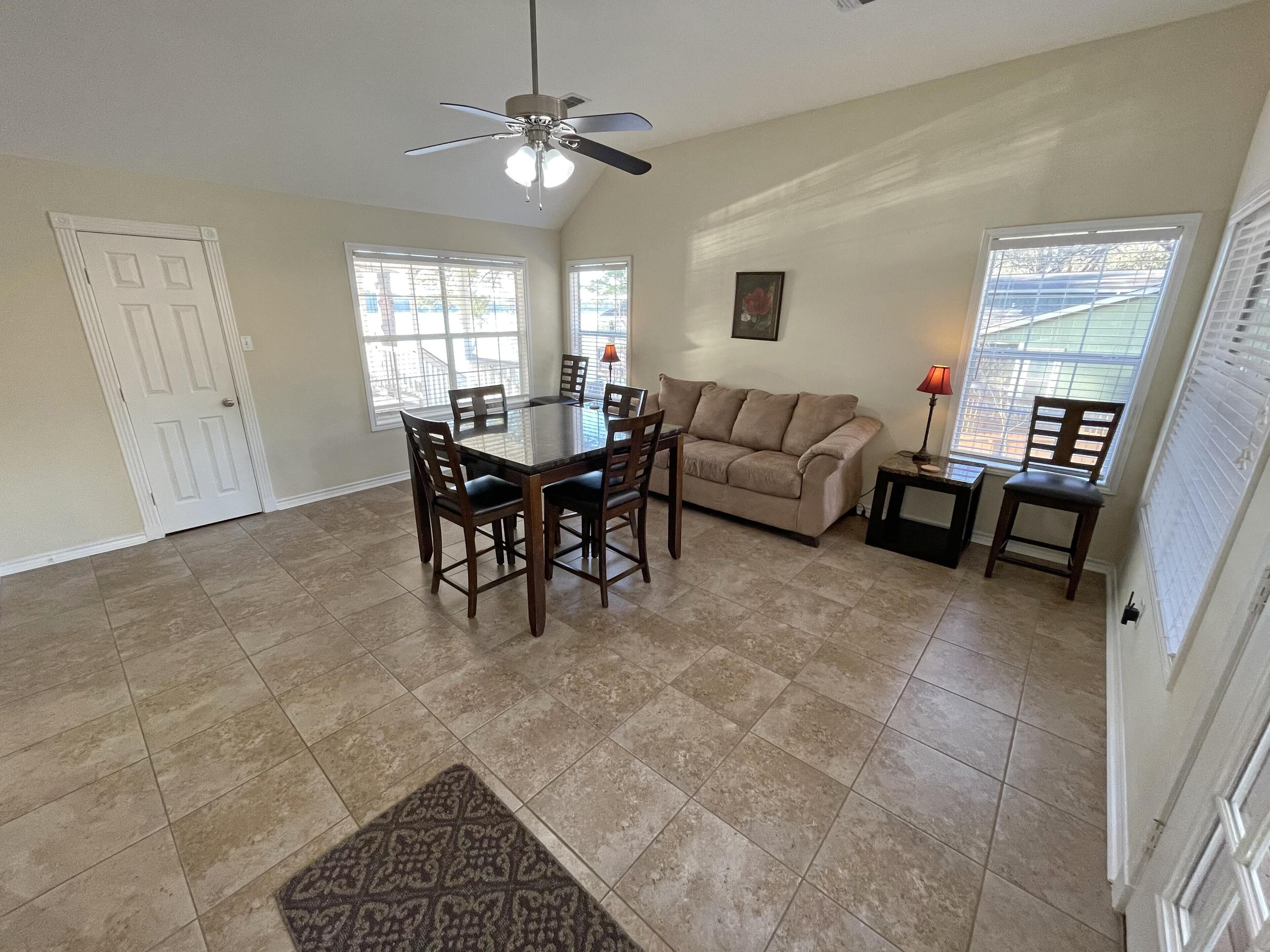 "Lakeside" Kayaks, dock with boat house, huge porch and much more