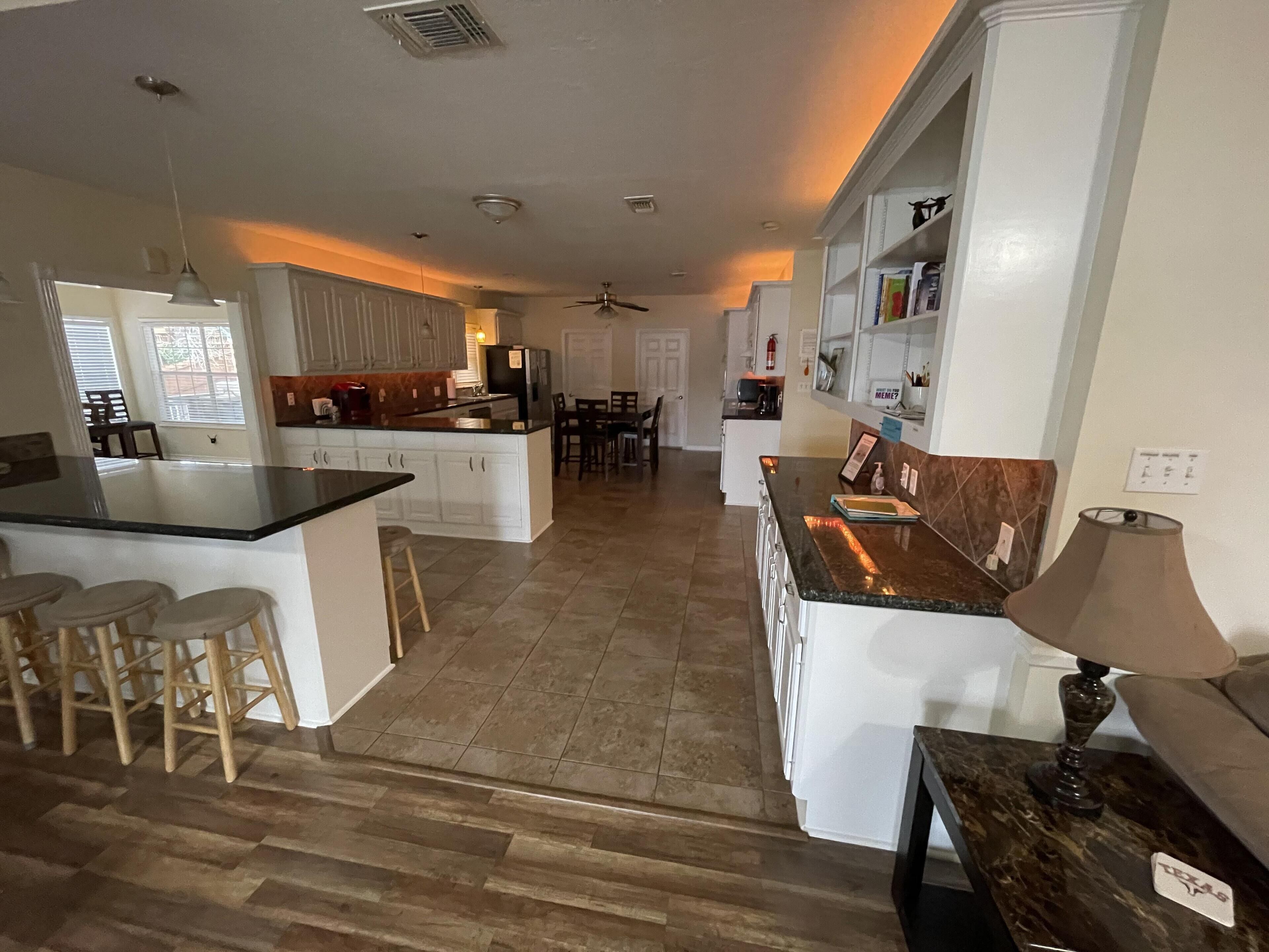 "Lakeside" Kayaks, dock with boat house, huge porch and much more