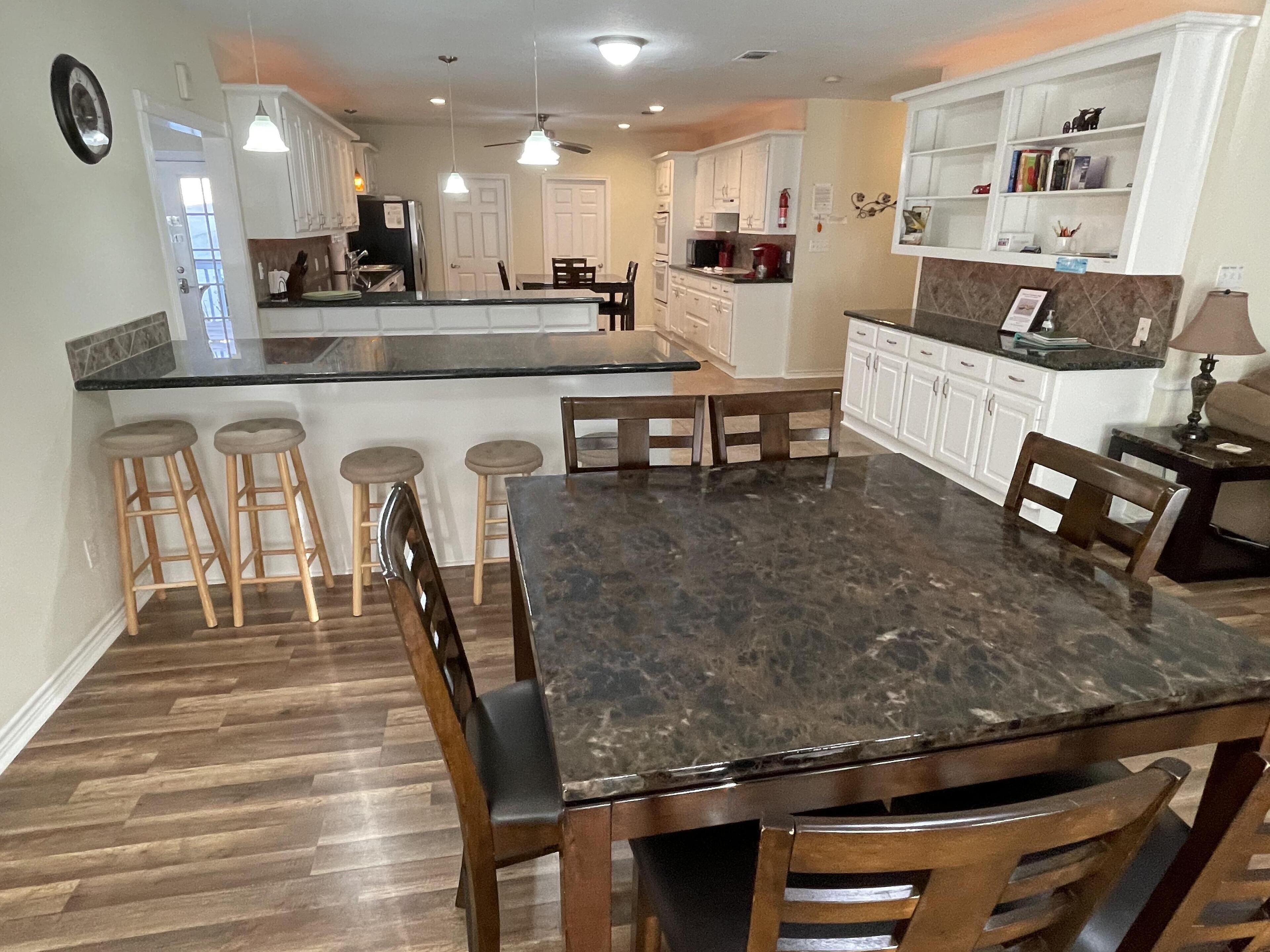 "Lakeside" Kayaks, dock with boat house, huge porch and much more