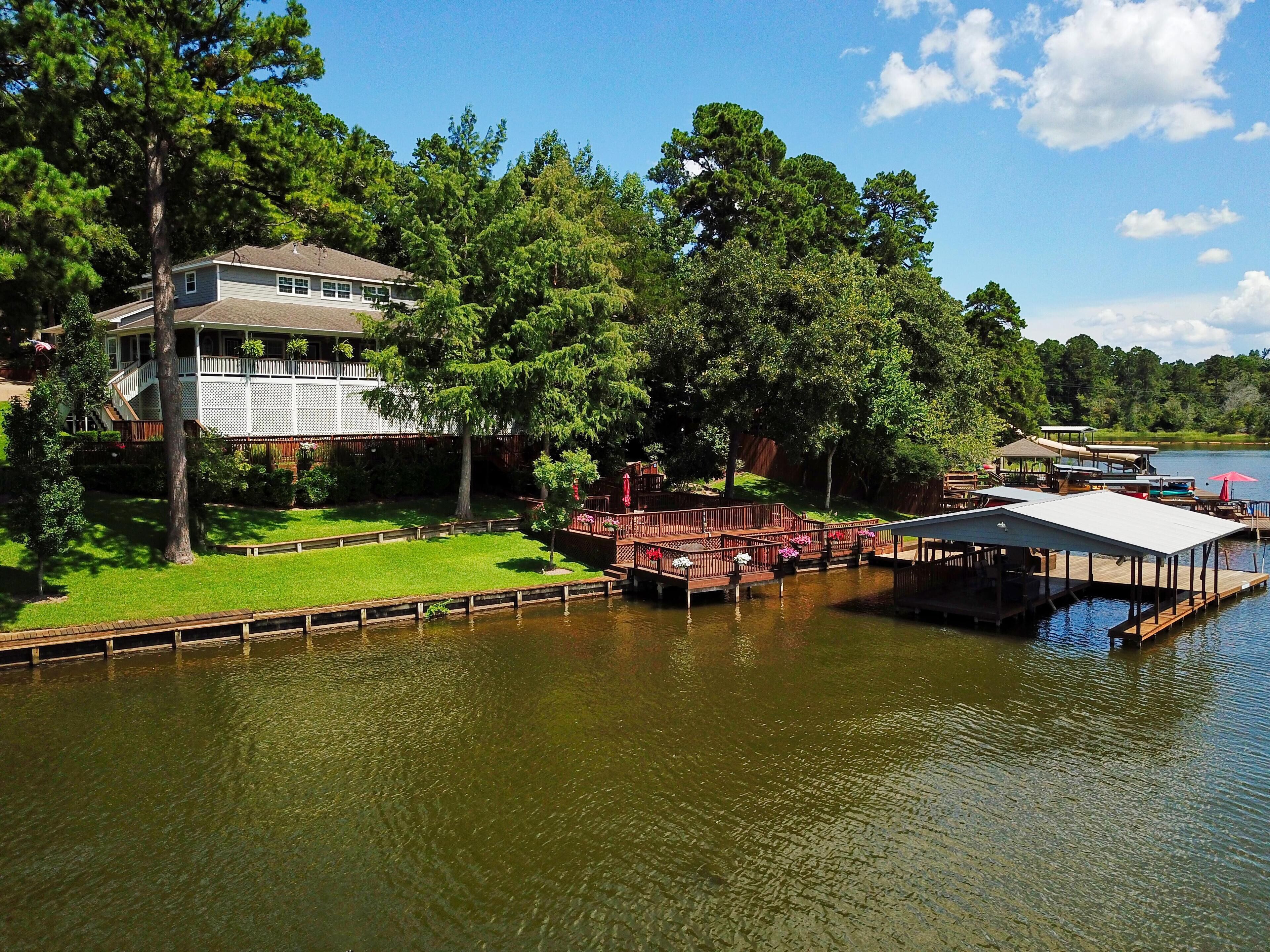 "Lakeside" Kayaks, dock with boat house, huge porch and much more