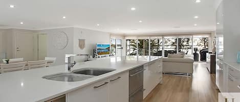 Geladeira, micro-ondas, fogão, cooktop