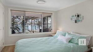 5 bedrooms, iron/ironing board, WiFi, bed sheets