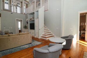 تلفزيون ذكي، مدفأة، ستيريو