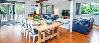 SEACHANGE LOFT HOLIDAY HOUSE - STROLL TO MAIN BEACH, BOAT PARKING