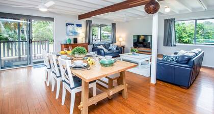 SEACHANGE LOFT HOLIDAY HOUSE - STROLL TO MAIN BEACH, BOAT PARKING