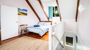 4 bedrooms, WiFi, bed sheets - SEACHANGE LOFT HOLIDAY HOUSE - STROLL TO MAIN BEACH, BOAT PARKING (AGNES WATER)