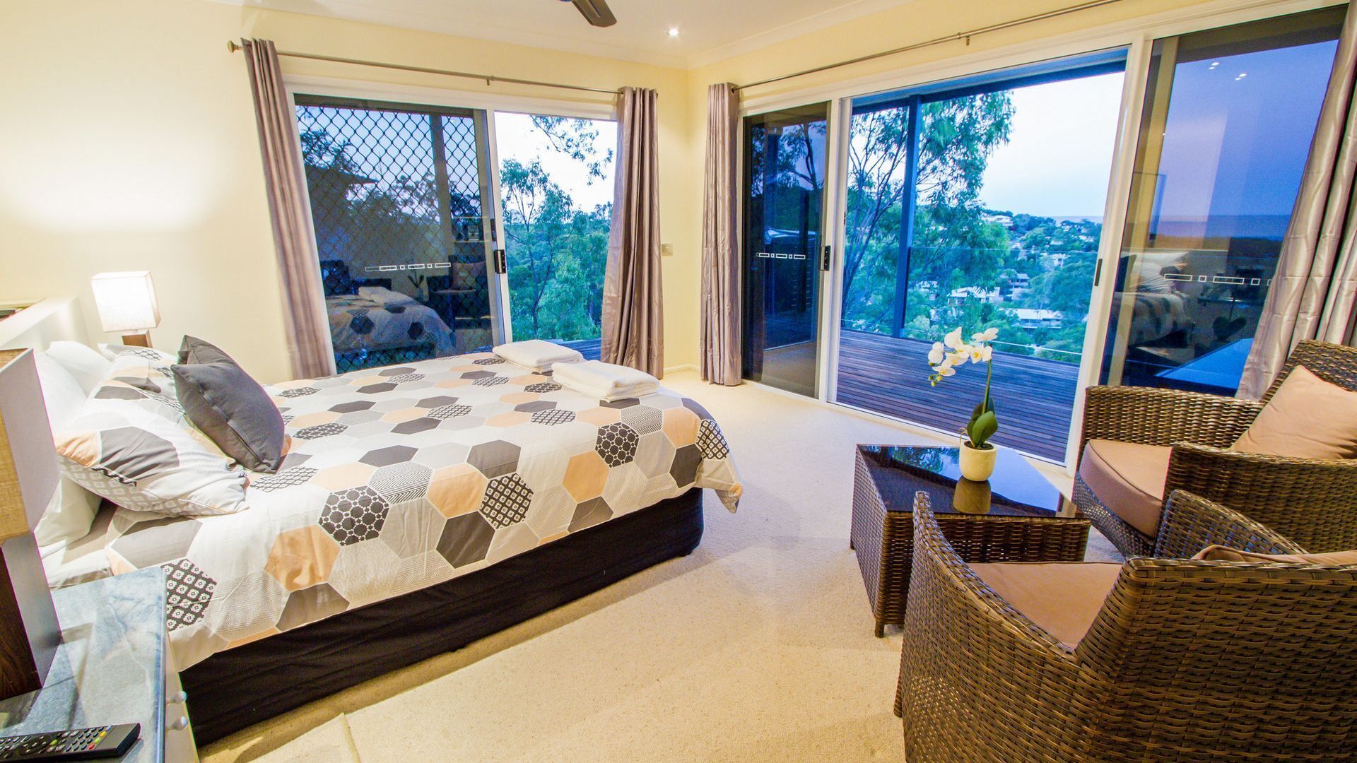 5 bedrooms, iron/ironing board, WiFi, bed sheets