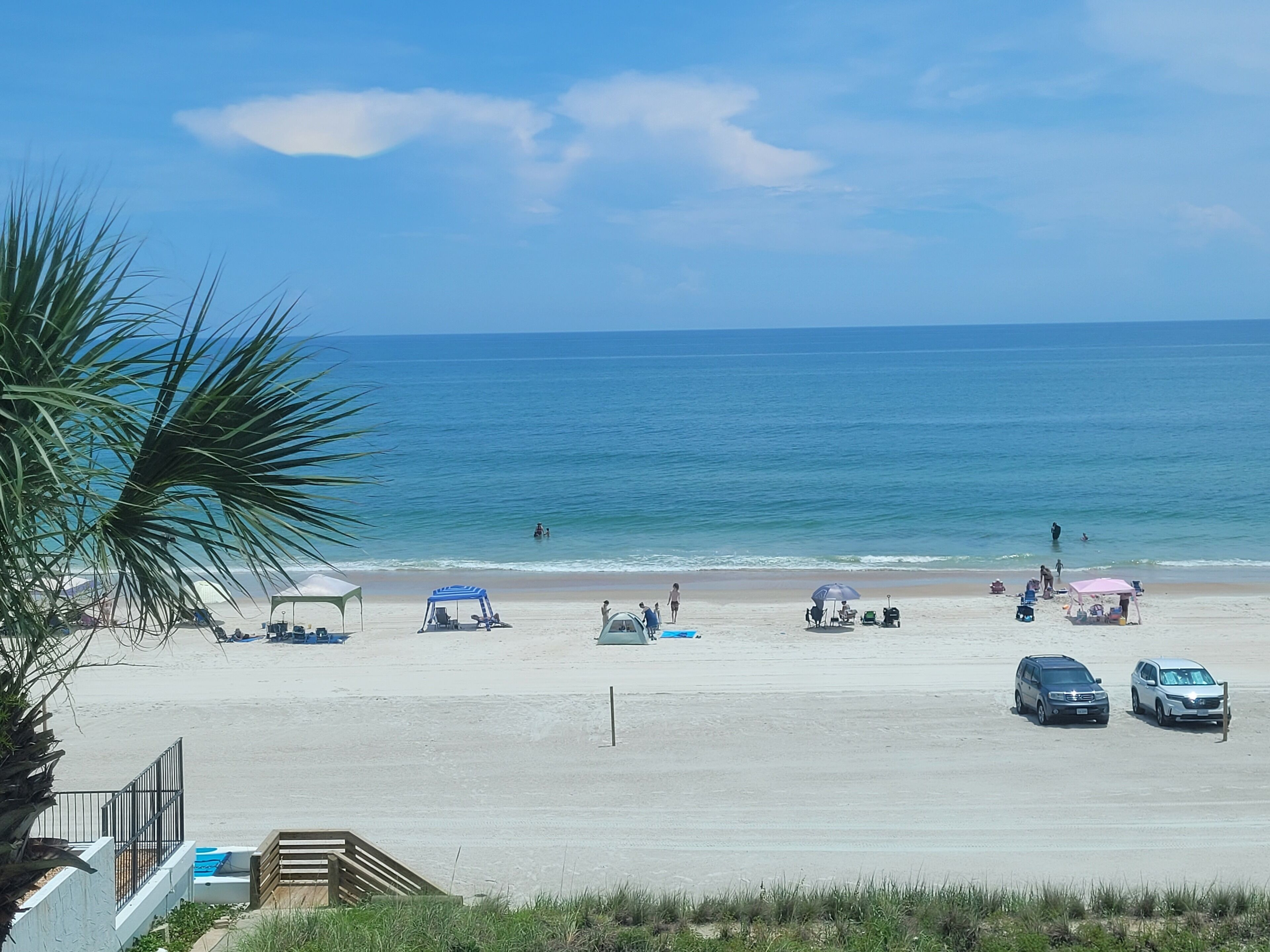 På stranden, solsenger, parasoller og strandhåndklær