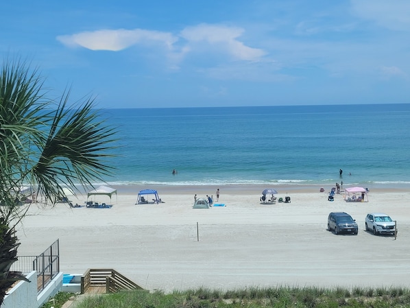 En la playa, camastros, sombrillas y toallas de playa