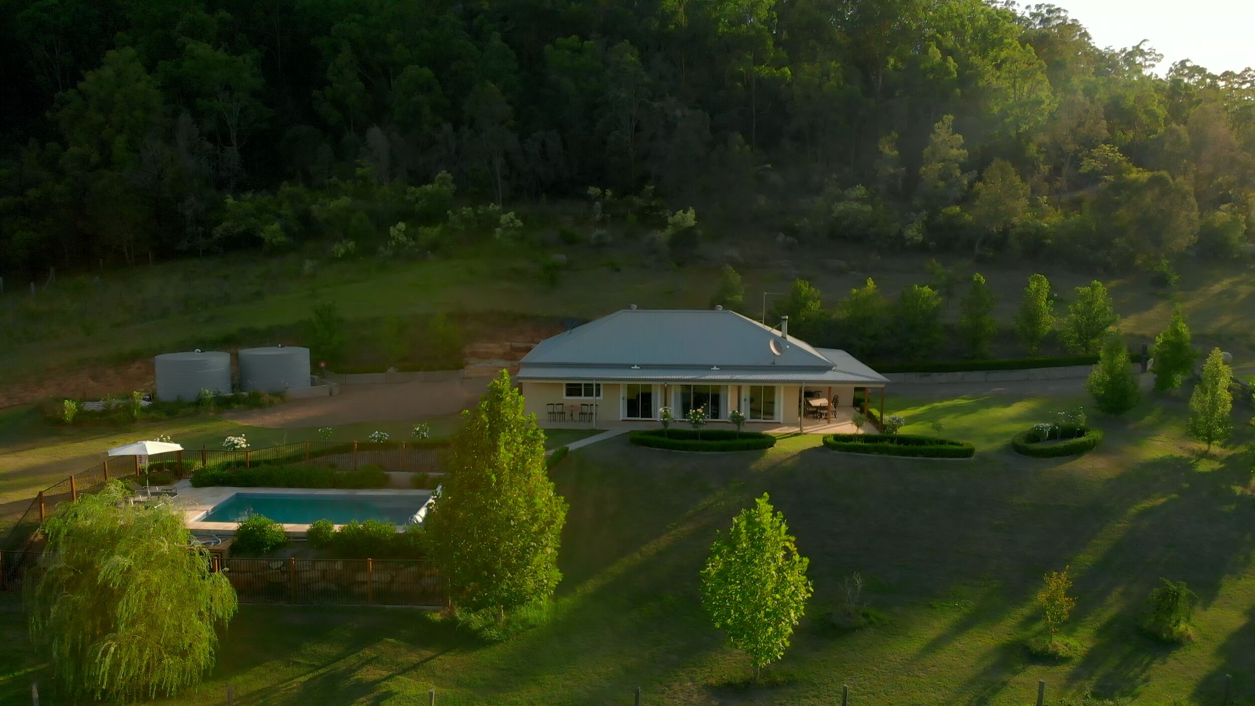 Luxury 3 bedroom house and private pool — image 12