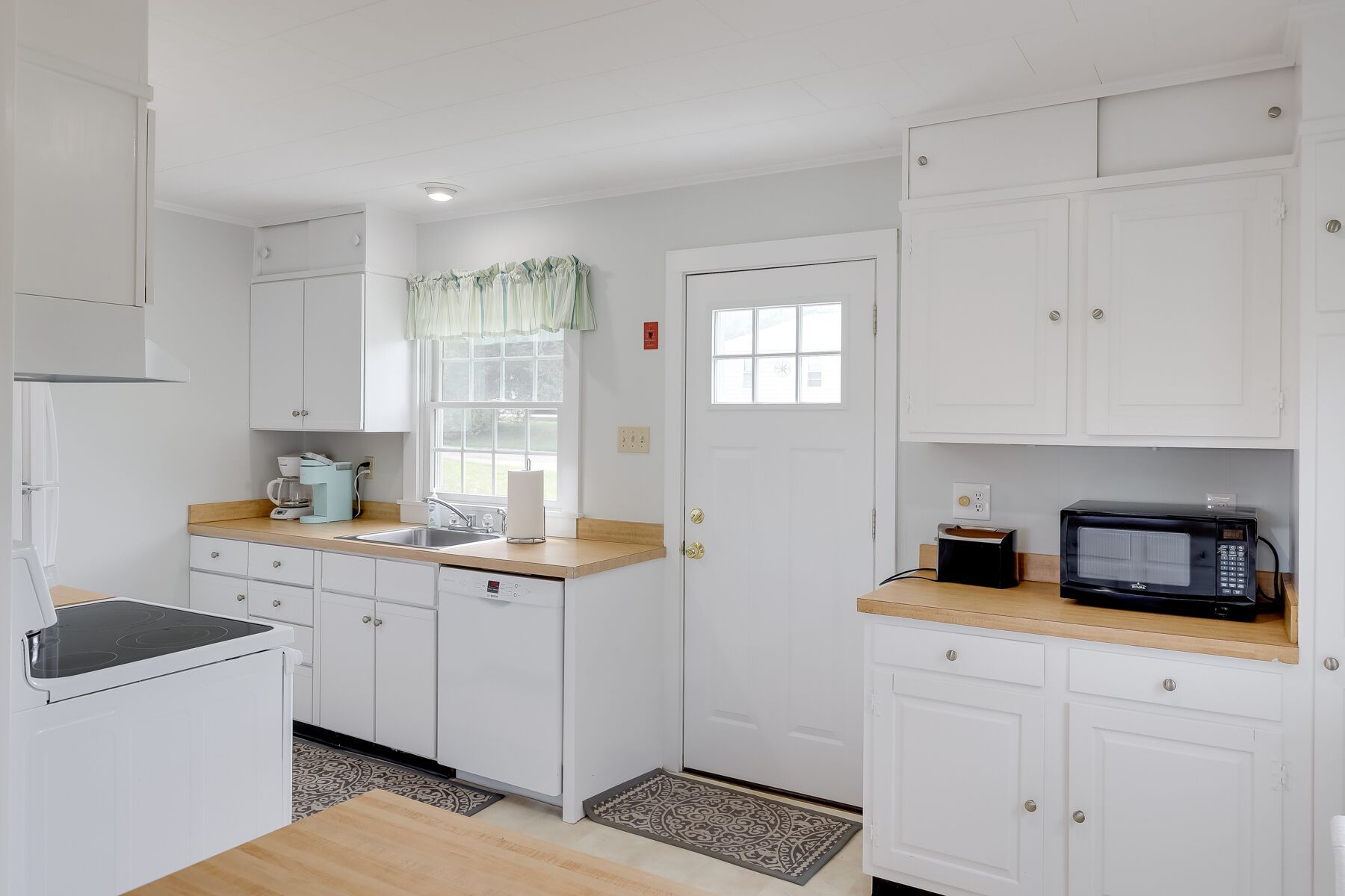 Charming Beach Cottage - Walk To Beach