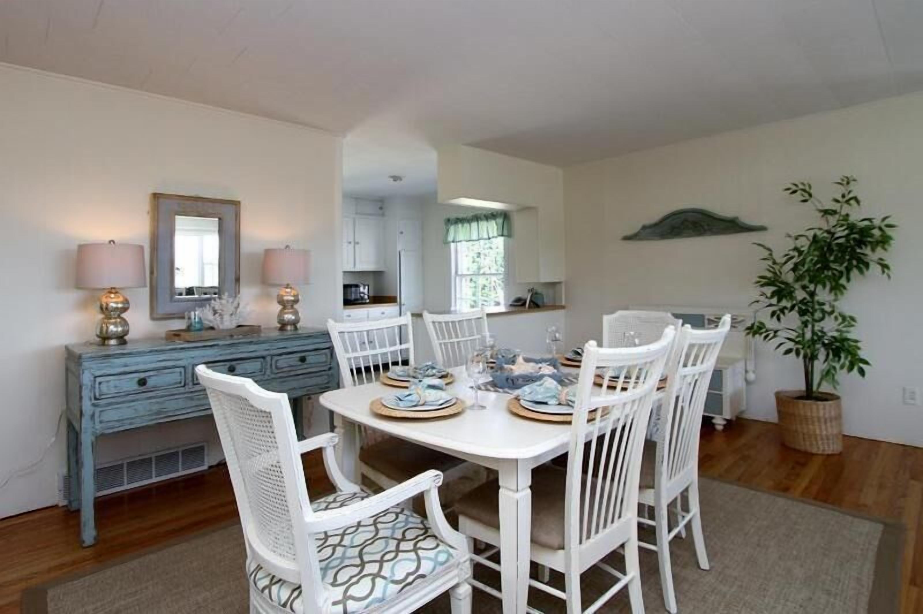 Charming Beach Cottage - Walk To Beach