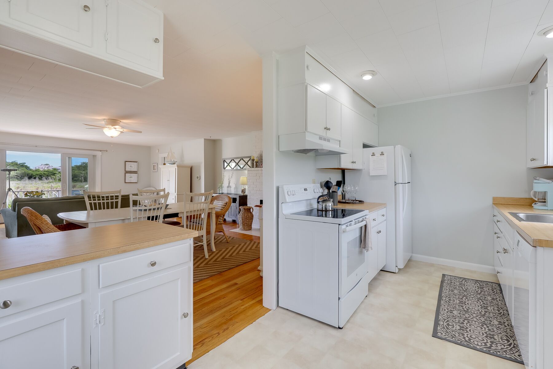 Charming Beach Cottage - Walk To Beach