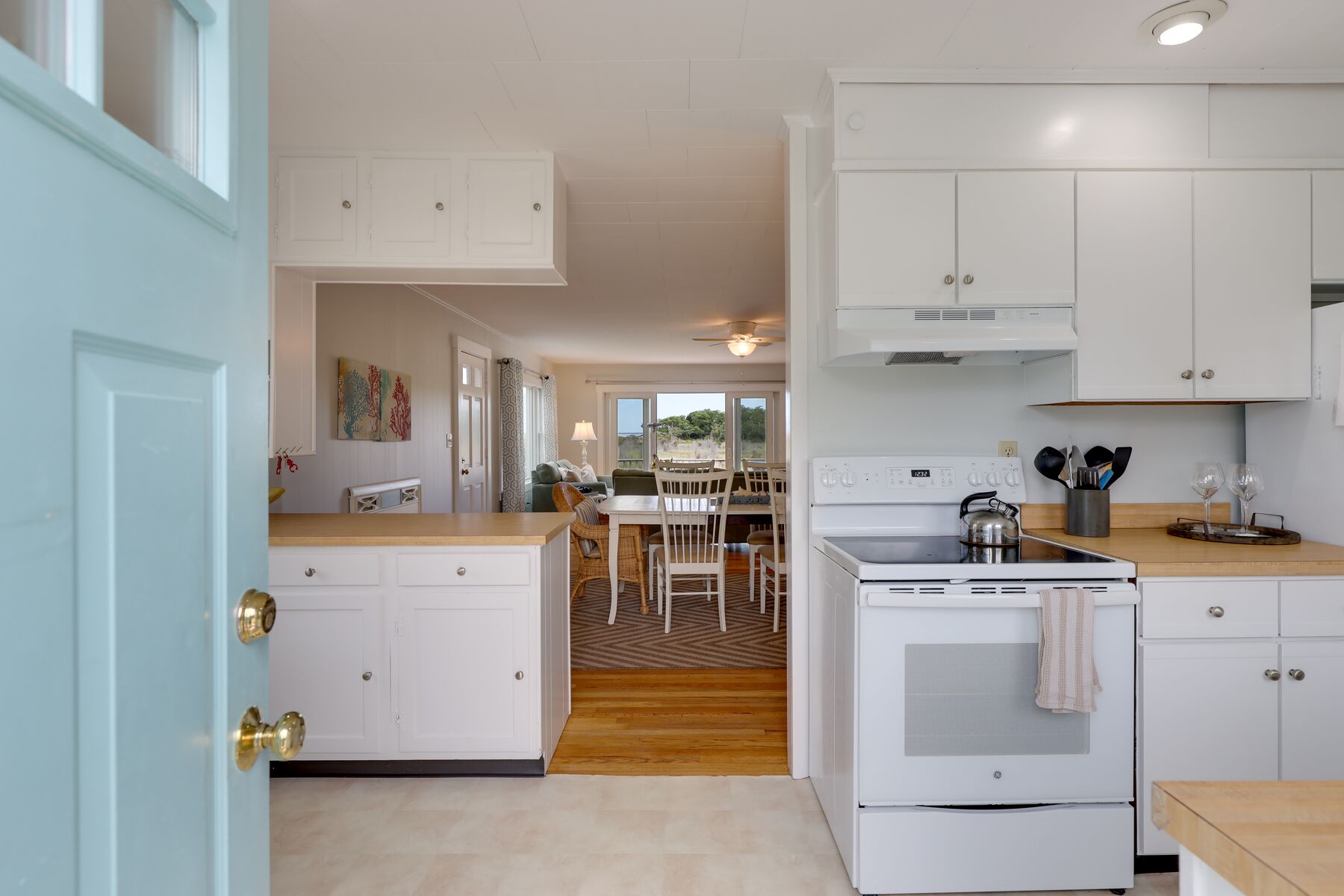 Charming Beach Cottage - Walk To Beach