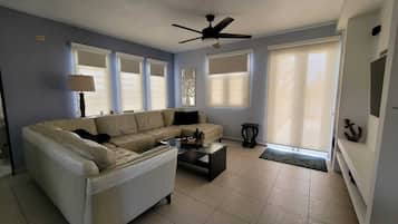 Smart-tv, dvd-afspiller, bøger, printere