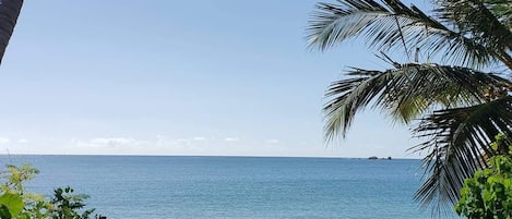 在海灘附近、躺椅、沙灘巾