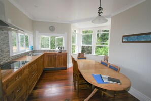 Fridge, microwave, oven, stovetop - Aotea Homestead (Hinakura)