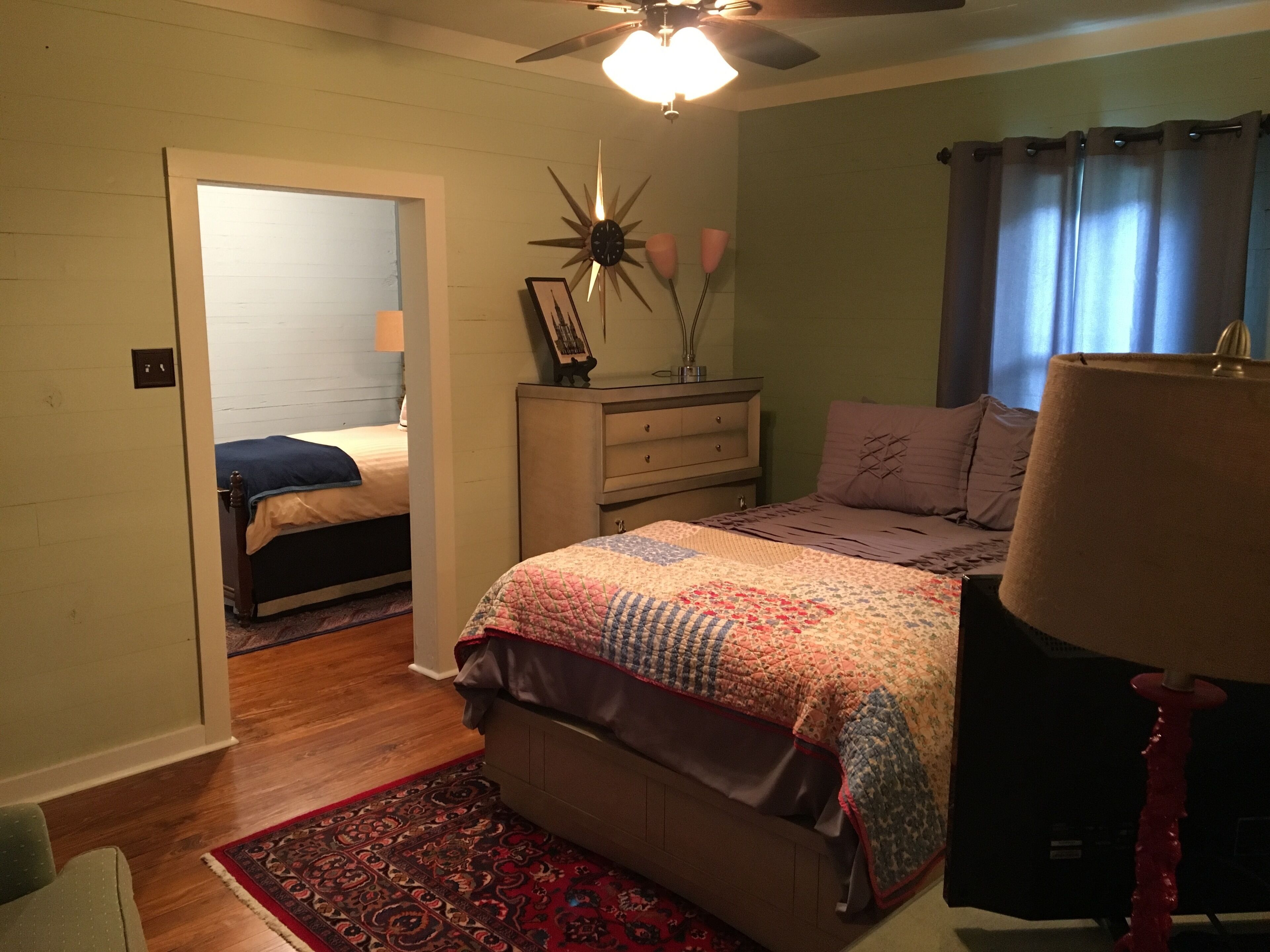 2 室のベッドルーム、WiFi (無料)、ベッドシーツ