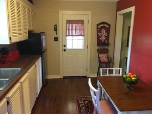 Fridge, microwave, coffee/tea maker, toaster - Peaceful, Private Cottage On Bayou Teche (New Iberia)