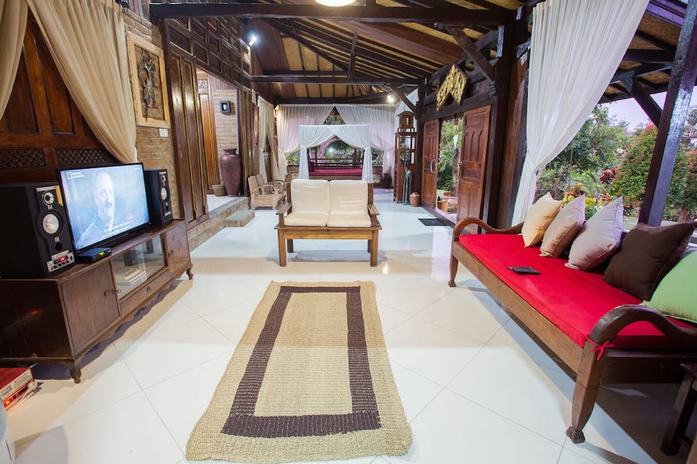 Hidden 4 Bedroom Joglo Historical Home, Large garden, Natural Eco living!