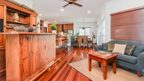 TV - CABBAGE PALM LODGE ! (AGNES WATER)