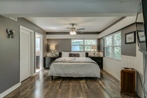 5 bedrooms, iron/ironing board, travel crib, WiFi - Golf Front 5 Bedroom Pool Home Downtown Melbourne (Melbourne)